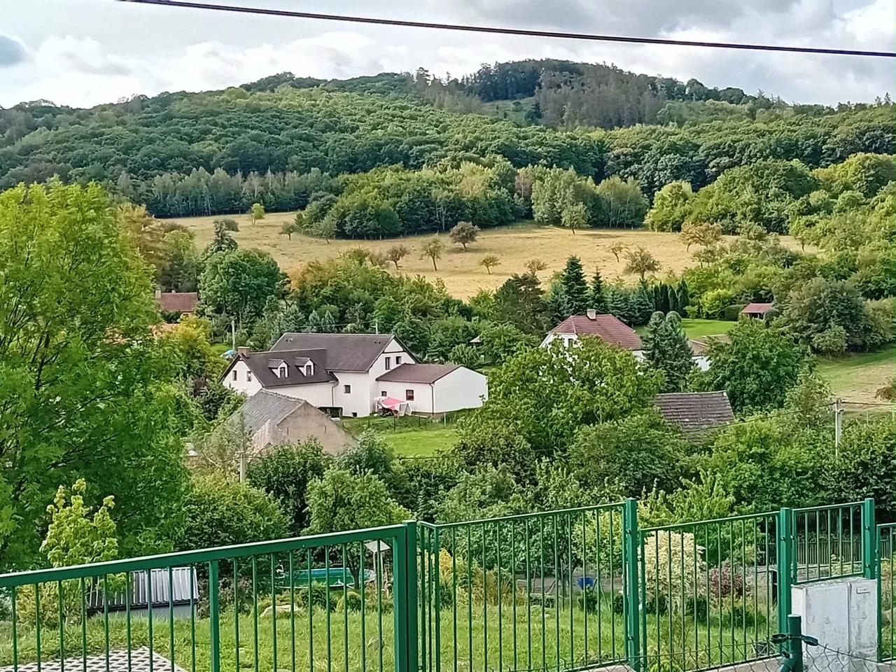 Penzion a okolní zeleň